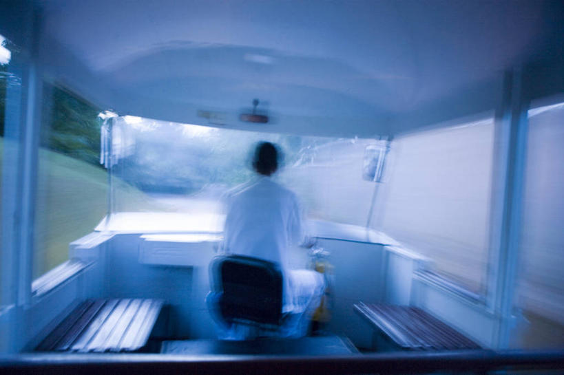 东方人,一个人,司机,坐,横图,室外,白天,草地,草坪,植物,公共汽车,椅子,亚洲,仅一个男性,仅一个人,服装,朦胧,模糊,木椅,巴士,公交车,休闲装,黄种人,车,草,树,树木,仅一个年轻男性,背面,衣服,绿色,自然,交通工具,休闲,休闲服,服饰,生长,成长,载具,男人,男性,年轻男性,亚洲人,驾驶员,坐着,彩图,全身