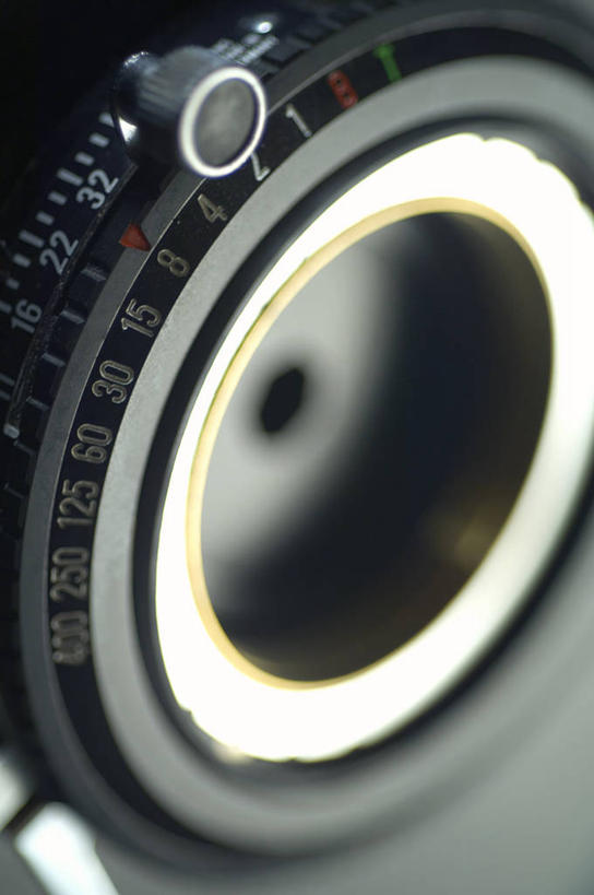 无人,竖图,俯视,室内,特写,白天,镜子,静物,阴影,朦胧,模糊,透明,反射,圆形,图形,影子,圆,几何,拍照,镜头,镜像,镜面,数学,光学,通明,照像,彩图,高角度拍摄,照相,几何图形,平面图形,变焦镜头,焦距