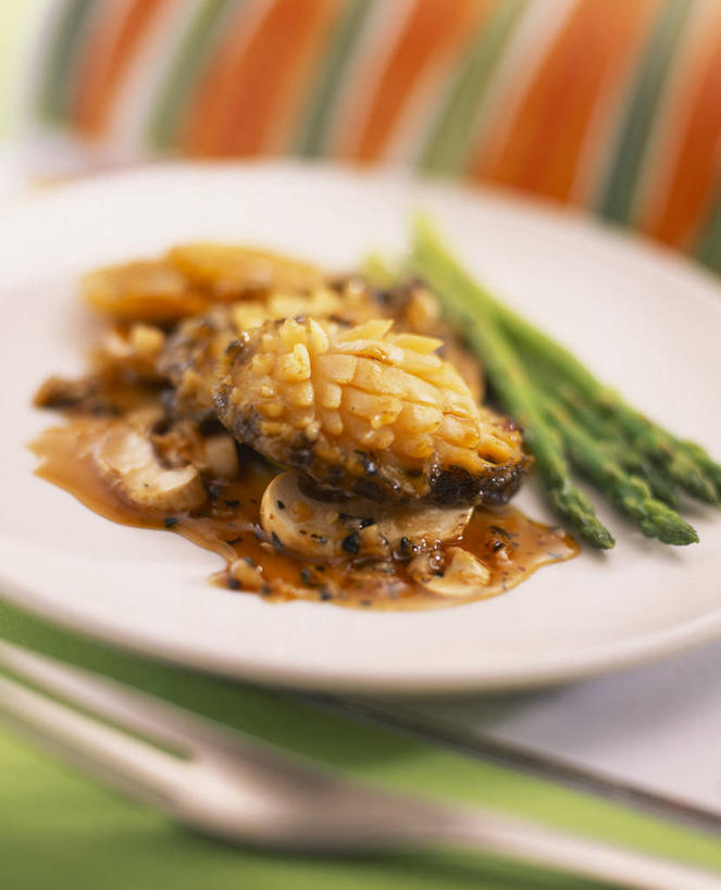 海鲜,无人,竖图,俯视,室内,特写,白天,烹饪,西餐,餐桌,桌面,桌子,芦笋,蔬菜,餐具,阴影,朦胧,模糊,新鲜,反射,鱼,布料,叉子,碟子,盘,影子,绿芦笋,料理,食品,布纹,水产,菜肴,美食,鱼类,海洋生物,桌布,食物,盘子,餐巾,碟,台布,西式,鲍鱼,佳肴,有机食品,绿色食品,餐台,石决明,水生动物,海产品,水生物,海底动物,餐叉,鳆鱼,镜面鱼,明目鱼,进餐用具,猪尾巴,药鸡豆子,石刁柏,蚂蚁杆,龙须菜,狼尾巴根,餐桌布,彩图,高角度拍摄,红鲍