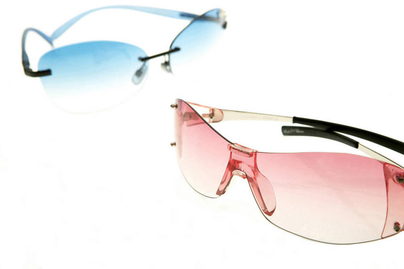 无人,横图,室内,特写,白天,白色背景,正面,静物,墨镜,眼镜,粉色,蓝色,太阳镜,太阳眼镜,遮阳镜,摄影,影棚,彩图,影棚拍摄,拍摄