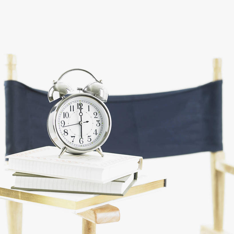 无人,竖图,室内,特写,白天,白色背景,正面,静物,书籍,椅子,闹钟,时间,标志,时钟,数字,文字,字符,指针,计时,标识,座椅,书本,钟表,表,时针,摄影,阿拉伯数字,影棚,两本,分针,折叠椅,书,图书,钟,彩图,影棚拍摄,拍摄