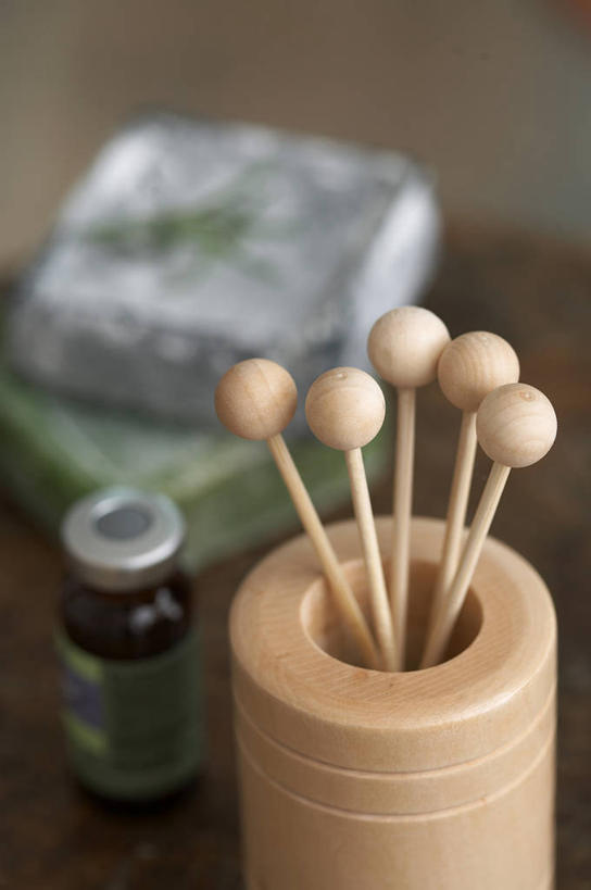 无人,竖图,俯视,室内,特写,白天,按摩,化妆,美容,护肤,阴影,朦胧,模糊,反射,器材,影子,玻璃制品,一个,玻璃瓶,化妆品,精油,瓶子,香薰,肥皂,香皂,日用品,洗浴用品,清洁,保养,享受,休闲,健康,放松,保健,芳香疗法,单个,减肥,护肤品,化妆用品,护肤用品,舒心,舒缓,香薰精油,养颜,指压,去污,紧肤,嫩肤,减压,香薰疗法,植物精油,洗涤,彩图,高角度拍摄,推拿,保健器材