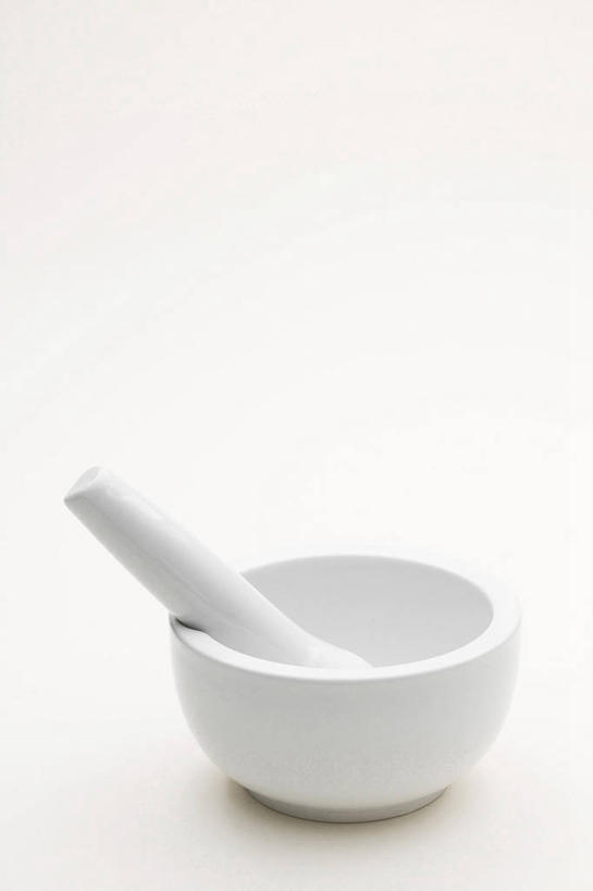 无人,竖图,俯视,室内,特写,白天,白色背景,静物,阴影,反射,影子,陶瓷,陶瓷制品,白色,器皿,摄影,影棚,研磨,臼杵,研杵,研钵,臼,彩图,高角度拍摄,影棚拍摄,拍摄