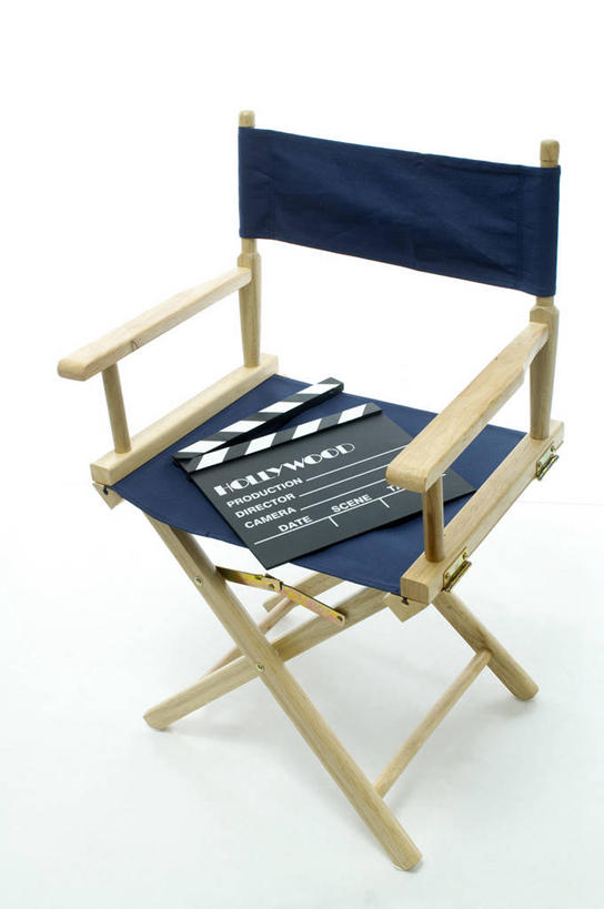 无人,竖图,俯视,室内,特写,白天,白色背景,静物,椅子,阴影,反射,工具,影子,座椅,一个,蓝色,摄影,影棚,单个,场记板,折叠椅,场记打板,场记牌,导演板,电影打板,电影工具,彩图,高角度拍摄,影棚拍摄,拍摄,电影