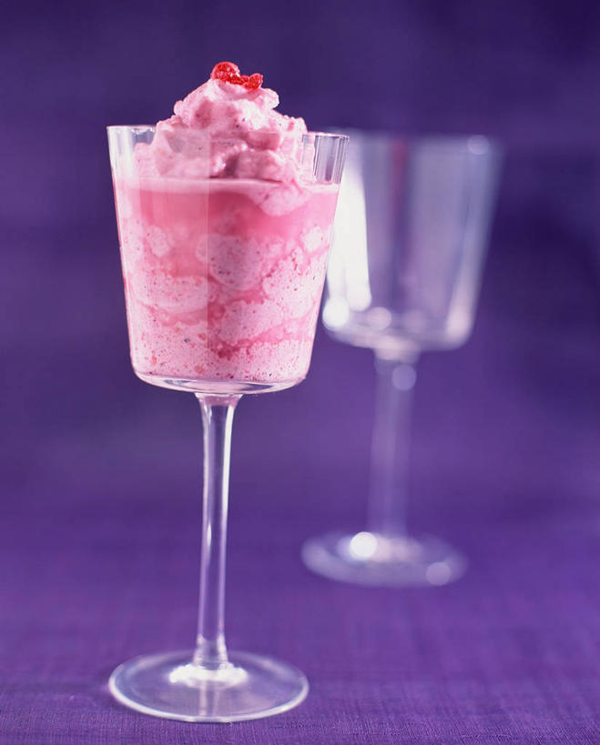 无人,竖图,室内,特写,白天,正面,浆果,杯子,水果,紫色背景,朦胧,模糊,新鲜,桑葚,生食,食品,甜点,甜品,果实,玻璃制品,食物,饮料,两个,水杯,甜食,覆盆子,冰淇淋,摄影,有机食品,绿色食品,影棚,鲜奶,奶昔,玻璃杯,彩图,影棚拍摄,拍摄