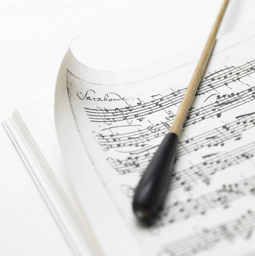 无人,竖图,俯视,室内,特写,白天,白色背景,静物,书籍,阴影,反射,棒子,影子,乐谱,五线谱,指挥棒,音乐,指挥,摄影,影棚,节奏,节拍,音符,符头,符干,符尾,乐章,彩图,高角度拍摄,影棚拍摄,拍摄,短小,棍棒