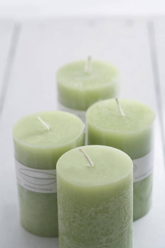 无人,竖图,俯视,室内,特写,白天,白色背景,静物,蜡烛,绿色,香薰,四个,放松,芳香疗法,摄影,影棚,舒心,舒缓,养颜,减压,烛炬,香薰疗法,彩图,高角度拍摄,影棚拍摄,拍摄,香薰蜡烛