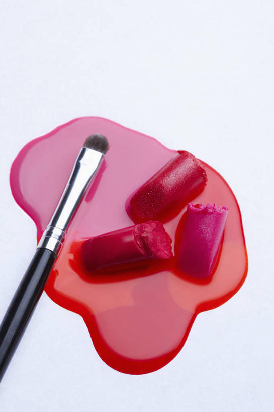 无人,竖图,俯视,室内,特写,白天,白色背景,静物,唇刷,红色,唇膏,化妆品,化妆刷,刷子,口红,摄影,影棚,美容工具,化妆用品,彩妆刷,化妆工具,唇棒,彩图,高角度拍摄,影棚拍摄,拍摄