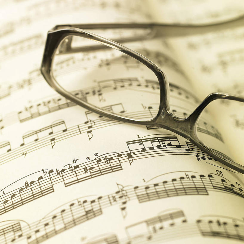 无人,竖图,俯视,室内,特写,白天,静物,书籍,一副,眼镜,乐谱,五线谱,音乐,摄影,影棚,节拍,音符,近视眼镜,符头,符干,符尾,乐章,彩图,高角度拍摄,影棚拍摄,拍摄