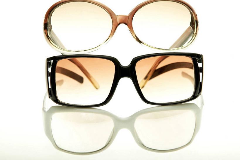 无人,横图,室内,特写,白天,白色背景,正面,静物,阴影,反射,墨镜,眼镜,影子,太阳镜,太阳眼镜,遮阳镜,摄影,影棚,两副,彩图,影棚拍摄,拍摄