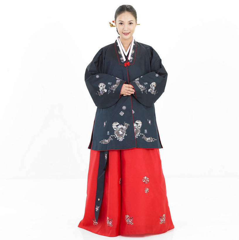 东方人,一个人,站,双手交叉,竖图,室内,白天,白色背景,正面,民族服装,亚洲,仅一个年轻女性,仅一个女性,仅一个人,注视,黄种人,红色,观察,看,站着,摄影,服饰,影棚,观看,察看,关注,朝鲜服,年轻女性,女人,女性,亚洲人,十字手,站立,彩图,全身,影棚拍摄,传统服装,民俗服,拍摄,韩服