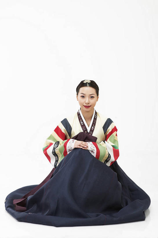 东方人,一个人,坐,竖图,室内,白天,白色背景,正面,民族服装,亚洲,仅一个年轻女性,仅一个女性,仅一个人,注视,黄种人,观察,看,摄影,服饰,影棚,观看,察看,关注,朝鲜服,年轻女性,女人,女性,亚洲人,坐着,彩图,全身,影棚拍摄,传统服装,民俗服,拍摄,韩服