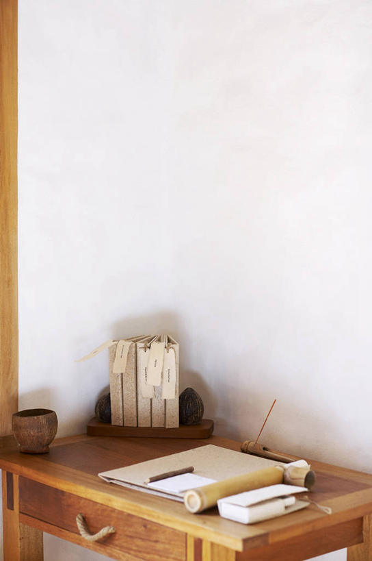 无人,竖图,室内,白天,正面,桌面,桌子,静物,阴影,反射,木制,笔,影子,木桌,墙,办公用品,记事本,墙壁,墙面,文具,本子,笔记本,木制品,铅笔,学习用品,文具用品,彩图,木桌子