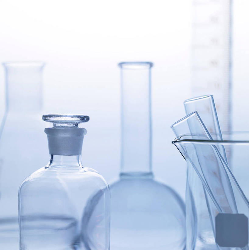 无人,竖图,室内,特写,白天,正面,实验,仪器,静物,杯子,许多,蓝色背景,研究,透明,分析,化学,测试,烧杯,烧瓶,试管,很多,玻璃制品,玻璃瓶,瓶子,器皿,摄影,影棚,计量,玻璃仪器,试验耗材,实验用品,圆底烧瓶,玻璃杯,彩图,影棚拍摄,拍摄