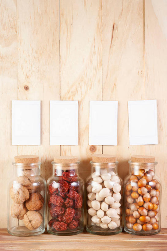 无人,竖图,室内,特写,白天,正面,餐桌,桌子,玻璃,一堆,一排,许多,阴影,堆叠,堆积,整齐,并列,并排,反射,木制,影子,核桃,坚果,果实,很多,玻璃制品,排列,玻璃瓶,木制品,瓶子,干果,四个,枣,红枣,餐台,堆,无名子,开心果,队列,枣子,平行,小核桃,广口瓶,山核桃,胡桃,胡棒子,绿仁果,羌桃,补气,归脾,胃经,养血,大枣,干红枣,彩图