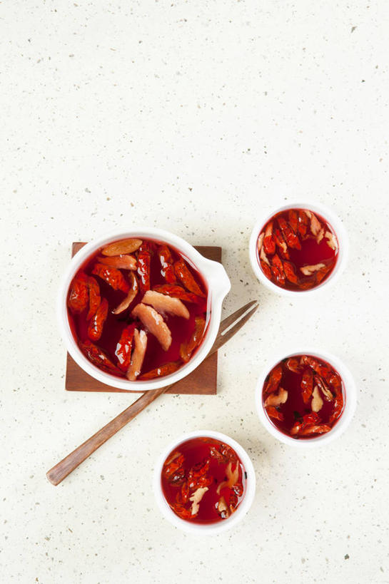 无人,竖图,俯视,室内,特写,白天,白色背景,幸福,餐桌,茶,桌子,餐具,阴影,反射,叉子,影子,茶叶,娱乐,享受,休闲,温馨,枣,放松,乐趣,摄影,红枣,影棚,餐台,提神,舒适,醒脑,枣子,餐叉,大枣,进餐用具,彩图,高角度拍摄,影棚拍摄,拍摄