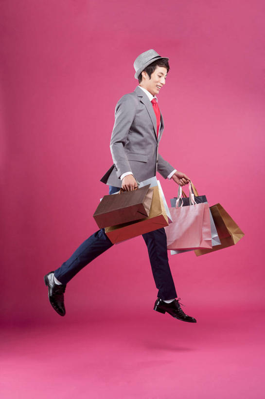 东方人,一个人,商务人士,商务男性,笑,微笑,露齿笑,竖图,室内,白天,侧面,鞋,衬衫,购物,消费,袋子,帽子,鞋子,亚洲,仅一个男性,仅一个人,阴影,粉色背景,套装,反射,包装袋,手提袋,影子,购物袋,领带,皮革,拎,注视,礼帽,黄种人,仅一个年轻男性,观察,看,金融,摄影,影棚,观看,察看,象征,庄重,购买,关注,商务装,身份,贸易,工薪阶层,正式,地位,男人,男性,年轻男性,亚洲人,白领,上班族,彩图,全身,影棚拍摄,衬衣,皮鞋,拍摄,拎着