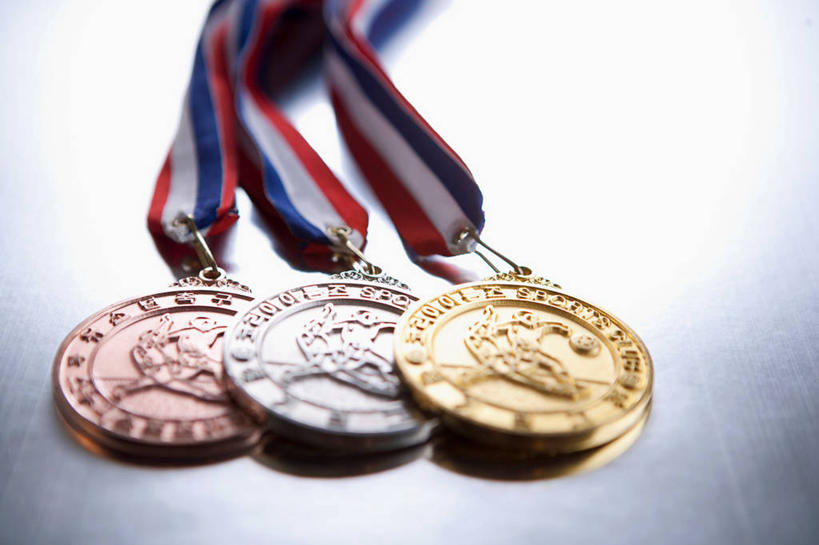无人,横图,室内,特写,白天,白色背景,正面,成功,胜利,静物,阴影,反射,影子,三个,光彩,摄影,影棚,奖牌,金牌,荣誉,奖品,铜牌,银牌,荣耀,光荣,彩图,影棚拍摄,拍摄