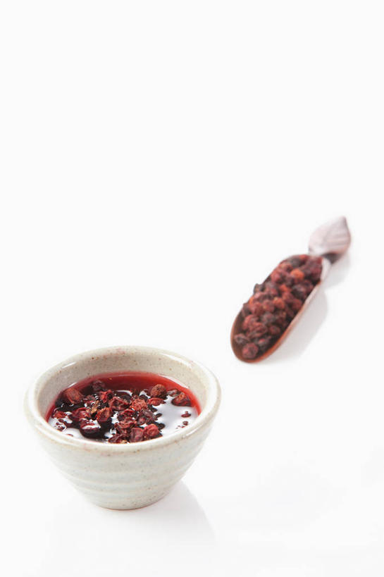 无人,竖图,室内,特写,白天,白色背景,正面,幸福,植物,茶,杯子,阴影,反射,影子,茶叶,草药,药草,娱乐,中药,白色,水杯,享受,休闲,温馨,放松,乐趣,摄影,影棚,提神,舒适,醒脑,药材,中草药,中药材,本草,北五味子,秤砣子,五味子,茶杯,彩图,影棚拍摄,拍摄