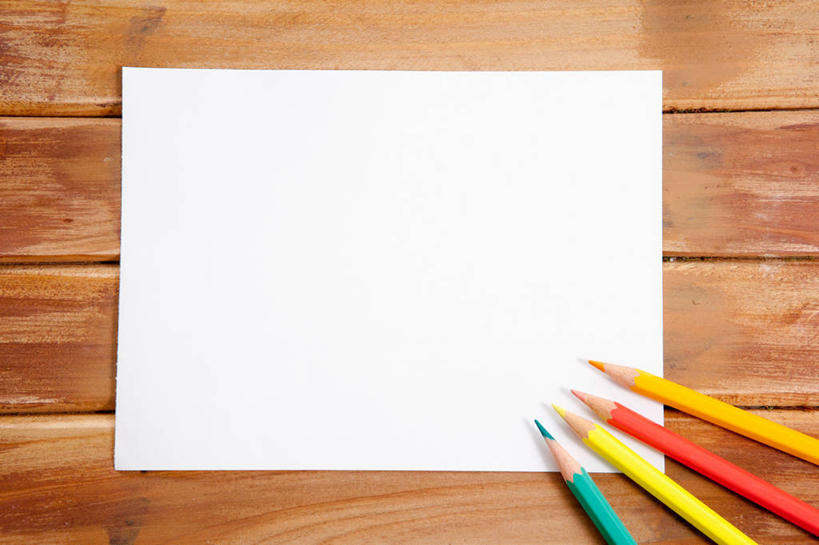 无人,横图,俯视,室内,特写,白天,桌面,桌子,静物,木制,笔,纸,木桌,办公用品,纸张,文具,白纸,木制品,铅笔,学习用品,四支,文具用品,彩图,高角度拍摄,木桌子,彩色铅笔