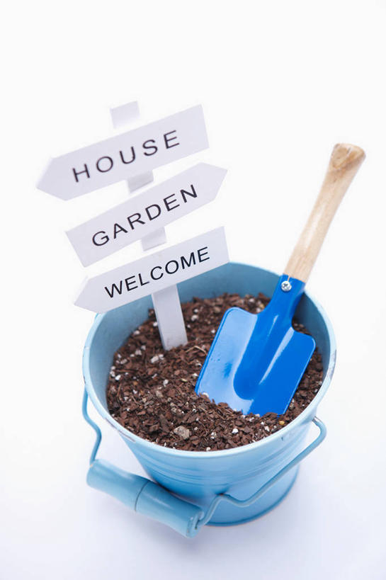 无人,竖图,俯视,室内,特写,白天,白色背景,指示牌,金属制品,一堆,许多,阴影,堆叠,堆积,反射,金属,英文,标志,工具,路标,铁桶,桶,文字,影子,字符,字母,泥土,土壤,很多,标识,路牌,一个,容器,摄影,铁锹,影棚,单个,储藏,堆,英文字母,储存,农具,耕具,彩图,高角度拍摄,影棚拍摄,拍摄,贮存