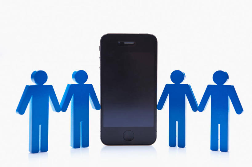 无人,站,握手,打电话,横图,室内,特写,白天,白色背景,正面,静物,电话,手机,通讯设备,站着,摄影,影棚,智能手机,一部,交流,搀手,沟通,拉手,手拉手,手握手,通话,站立,彩图,全身,影棚拍摄,拍摄,拟人