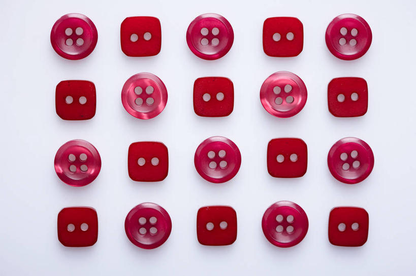 无人,横图,室内,特写,白天,白色背景,正面,静物,一排,许多,阴影,整齐,并列,并排,反射,影子,很多,纽扣,排列,红色,摄影,影棚,钮扣,队列,平行,彩图,影棚拍摄,拍摄