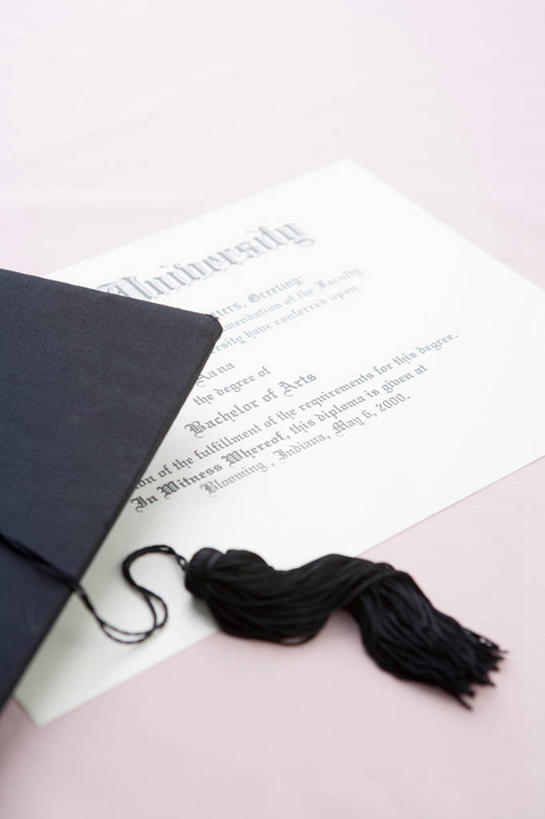 竖图,俯视,室内,特写,白天,静物,帽子,一张,阴影,粉色背景,反射,英文,标志,文凭,文字,影子,字符,字母,标识,黑色,摄影,影棚,英文字母,证书,博士帽,学位证,学位证书,一顶,学位帽,半身,彩图,高角度拍摄,影棚拍摄,拍摄