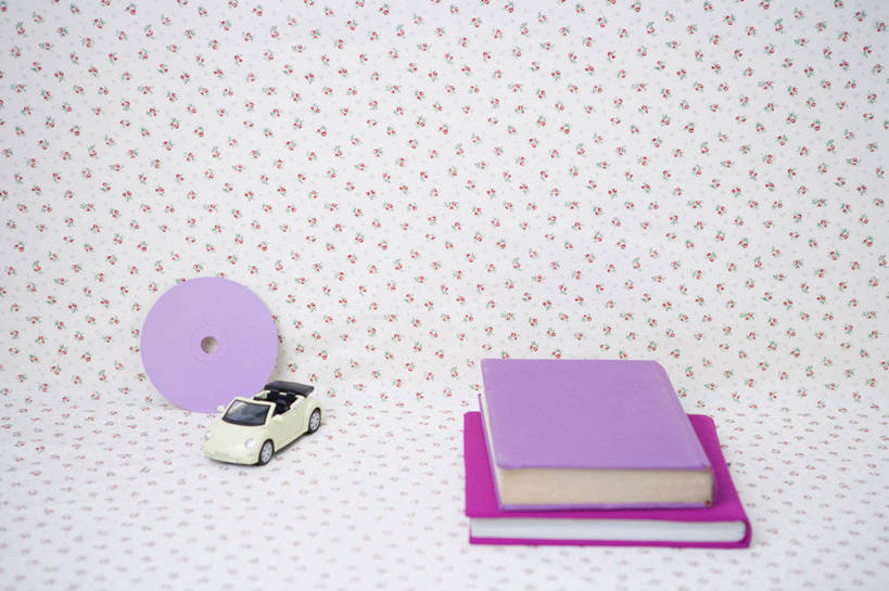 无人,横图,俯视,室内,特写,白天,游戏,汽车,静物,书籍,玩具,一辆,阴影,反射,影子,跑车,两杯,玩,娱乐,车,书本,交通工具,休闲,益智,摄影,影棚,活动,影碟机,发泄,消遣,智力,载具,DVD播放器,敞篷跑车,宣泄,DVD播放机,DVD影碟机,光盘存储器,数字多功能光盘,书,图书,玩耍,嬉戏,彩图,高角度拍摄,影棚拍摄,拍摄