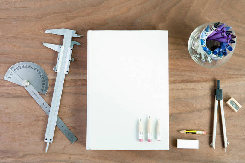 无人,横图,俯视,室内,特写,白天,桌面,桌子,静物,笔筒,阴影,反射,测量,木制,笔,工具,蜡笔,图纸,影子,刻度,木桌,办公用品,设计图,文具,尺,木制品,容器,塑料制品,橡皮,学习用品,圆规,器皿,角度,储藏,测量工具,量角器,文具用品,橡皮擦,尺子,衡量,绘图,储存,工程图,草图,蓝图,比例,测绘,量具,量仪,标度,深度尺,量角尺,螺旋测微器,千分尺,画图工具,插笔器具,文房用具,设计,彩图,高角度拍摄,两脚规,木桌子,贮存