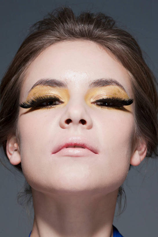 西方人,脸,头,脸颊,脖子,睫毛,一个人,闭眼,竖图,室内,特写,白天,正面,化妆,美容,欧洲,欧洲人,仅一个年轻女性,仅一个女性,仅一个人,护肤,阴影,灰色背景,反射,影子,彩妆,保养,享受,休闲,假睫毛,放松,保健,摄影,影棚,眼妆,养颜,年轻女性,女人,女性,白种人,头部,脖,睫,颈,颈部,脸部,脸蛋,面部,眼睫毛,闭眼睛,闭着眼,闭着眼睛,半身,彩图,影棚拍摄,拍摄,美容用品