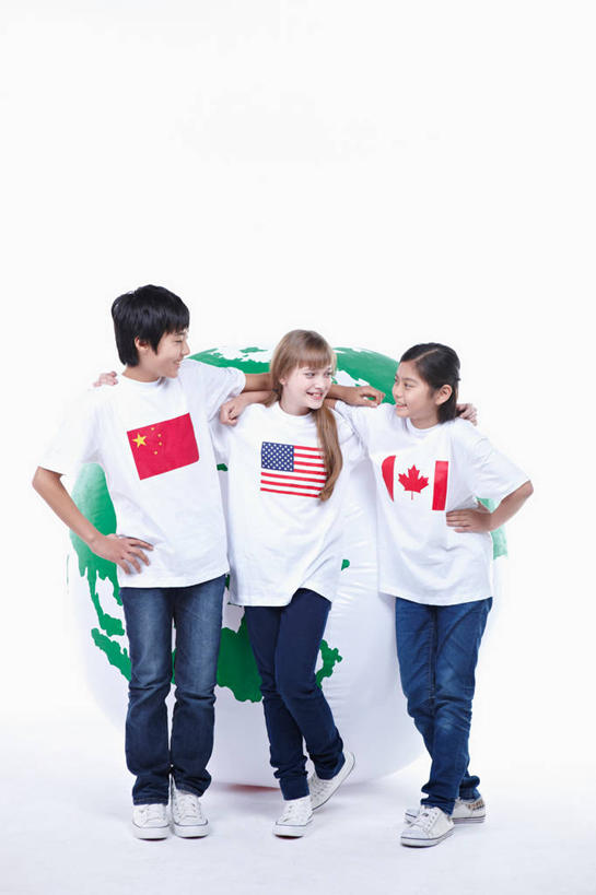 东方人,西方人,儿童,三个人,伙伴,朋友,站,抱,笑,微笑,露齿笑,竖图,室内,白天,白色背景,正面,友谊,纯洁,旗帜,国旗,欧洲,欧洲人,亚洲,服装,星星,扭头,注视,休闲装,黄种人,手叉腰,五星红旗,星条旗,小孩,衣服,黄色,红色,叉腰,观察,看,站着,转头,休闲,星形,同学,休闲服,可爱,童年,童趣,美国国旗,摄影,服饰,影棚,抱着,观看,察看,搂着,校友,关注,加拿大国旗,五角形,童真,中国国旗,烂漫,无邪,同窗,学友,五颗,单手叉腰,天真,友情,男孩,男人,男性,女孩,女人,女性,白种人,亚洲人,旗,五角星,搂,搂抱,站立,彩图,全身,影棚拍摄,拍摄,美利坚合众国国旗,红地五星旗,中华人民共和国国旗,枫叶旗,男生,女生