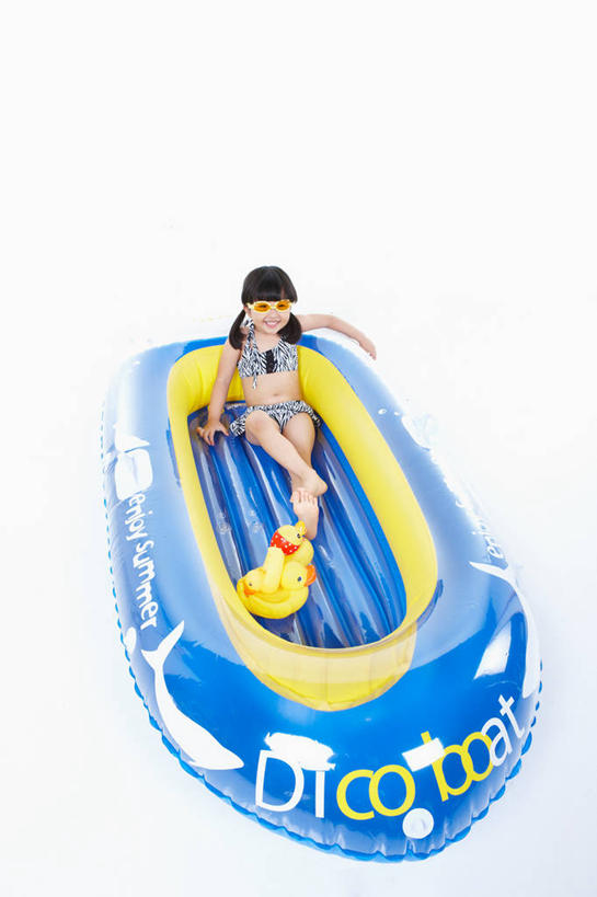 东方人,儿童,一个人,坐,笑,微笑,露齿笑,竖图,俯视,室内,白天,白色背景,泳装,纯洁,船,亚洲,仅一个女性,仅一个人,一艘,英文,标志,文字,字符,字母,注视,黄种人,光脚,标识,小孩,交通工具,观察,看,仅一个小孩,赤脚,可爱,童年,童趣,摄影,影棚,观看,英文字母,脚蹼,察看,关注,载具,童真,气垫船,烂漫,无邪,连体泳衣,天真,女孩,女人,女性,亚洲人,孩子,坐着,彩图,高角度拍摄,全身,影棚拍摄,泳衣,拍摄,女生