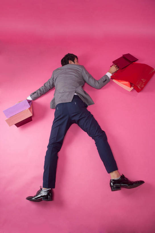 东方人,一个人,躺,伸展双臂,竖图,俯视,室内,白天,鞋,西装,购物,消费,袋子,鞋子,亚洲,仅一个男性,仅一个人,许多,握,粉色背景,套装,正装,包装袋,手提袋,购物袋,皮革,很多,拿,拿着,职业装,黄种人,仅一个年轻男性,趴着,握着,金融,摄影,影棚,张开双腿,购买,贸易,展开双腿,卧着,男人,男性,年轻男性,亚洲人,敞开双臂,趴,伸开双臂,躺着,卧,展开双肩,张开手臂,张开双臂,彩图,高角度拍摄,全身,影棚拍摄,皮鞋,拍摄,伸展双腿