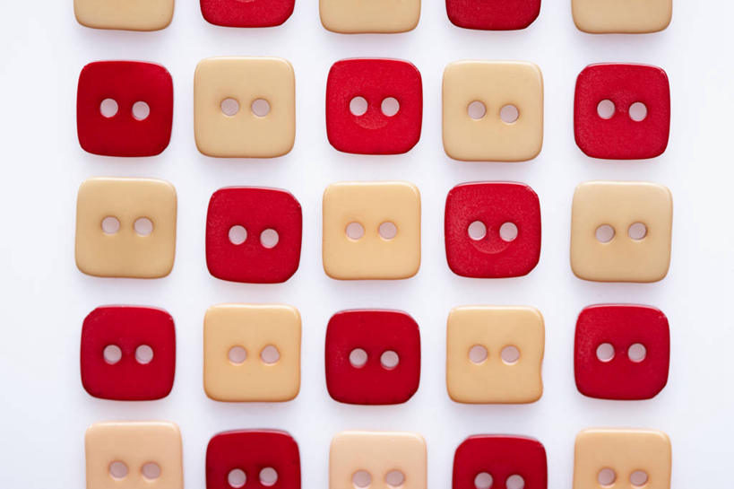 无人,横图,俯视,室内,特写,白天,白色背景,静物,一排,许多,阴影,整齐,并列,并排,反射,影子,褐色,很多,纽扣,排列,红色,摄影,影棚,钮扣,队列,平行,盘扣,彩图,高角度拍摄,影棚拍摄,拍摄,盘纽