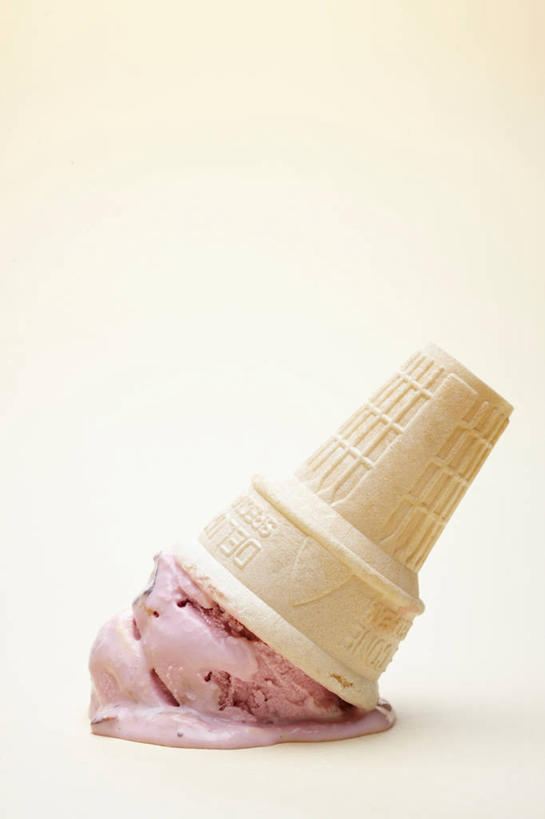无人,竖图,室内,特写,白天,白色背景,正面,阴影,反射,影子,冰激凌,清凉,一个,粉色,冷饮,舒服,冰淇淋,摄影,影棚,单个,解暑,解渴,雪糕,华夫饼,舒爽,窝夫,格子饼,华夫,格仔饼,压花蛋饼,冰糕,消暑,彩图,影棚拍摄,拍摄,蛋筒冰淇淋,冰淇淋蛋筒