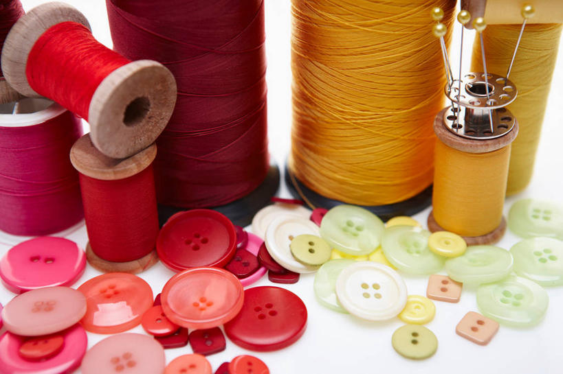 无人,横图,俯视,室内,特写,白天,白色背景,静物,一堆,许多,阴影,堆叠,堆积,反射,线,影子,很多,纽扣,黄色,橙色,摄影,影棚,堆,钮扣,线轴,盘扣,彩图,高角度拍摄,影棚拍摄,拍摄,盘纽