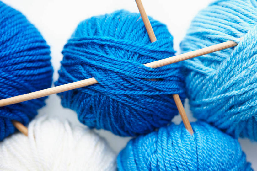 无人,横图,俯视,室内,特写,白天,白色背景,静物,许多,阴影,卷曲,编织,缠绕,反射,影子,织物,很多,线团,针,纺织,蓝色,白色,毛线,摄影,影棚,毛衣针,编织针,彩图,高角度拍摄,影棚拍摄,拍摄