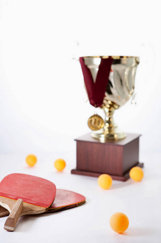 无人,竖图,室内,特写,白天,白色背景,正面,成功,胜利,静物,阴影,反射,影子,乒乓球拍,乒乓球装备,球拍,运动器械,一个,健身器械,光彩,摄影,影棚,单个,健身器材,荣誉,奖品,乒乓球球拍,荣耀,光荣,乒乓球,乒乓球运动,彩图,影棚拍摄,拍摄,运动器材,奖杯