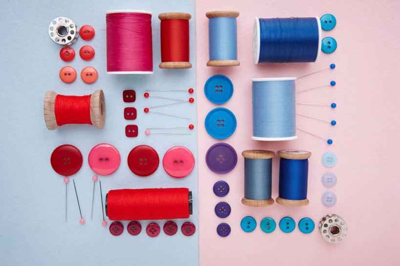 无人,横图,俯视,室内,特写,白天,桌面,桌子,静物,许多,阴影,环绕,缠绕,反射,线,影子,很多,纽扣,针,排列,粉色,红色,蓝色,紫色,摄影,影棚,缝纫,钮扣,缝衣针,针线,队列,纠缠,线轴,盘扣,彩图,高角度拍摄,影棚拍摄,拍摄,盘纽