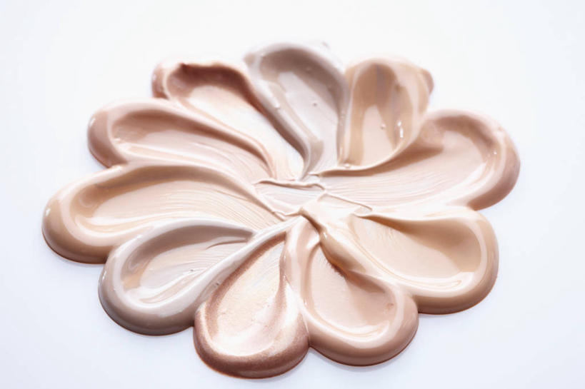 无人,横图,俯视,室内,特写,白天,白色背景,桌面,桌子,静物,一堆,阴影,堆叠,堆积,朦胧,模糊,反射,纹路,纹理,影子,粉色,白色,化妆品,粉底液,摄影,影棚,堆,粉底,修饰,护肤品,化妆用品,护肤用品,遮盖,吸脂,肌理,彩图,高角度拍摄,影棚拍摄,拍摄,防晒