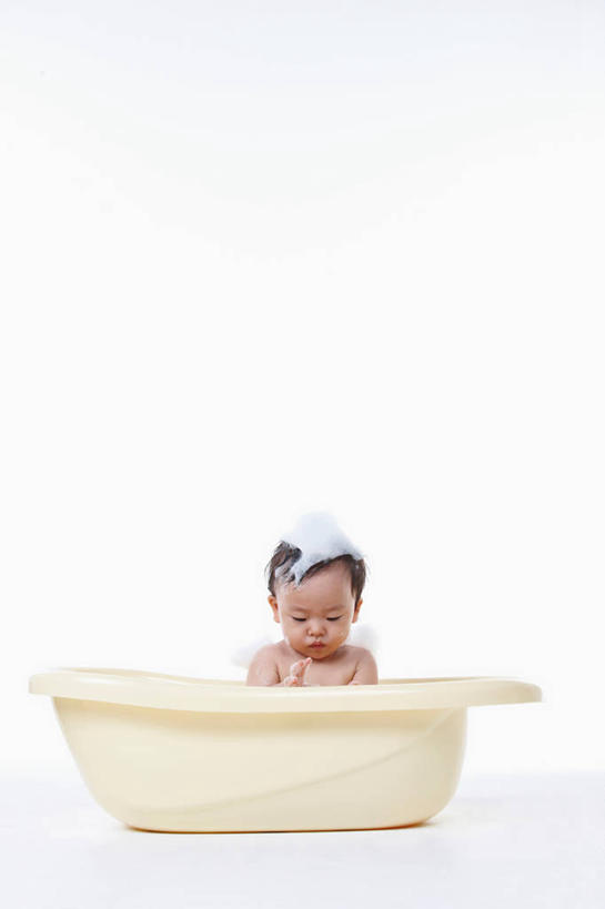 婴儿,儿童,一个人,坐,竖图,室内,白天,白色背景,正面,纯洁,安全,仅一个人,阴影,反射,影子,防护,注视,裸露,一个,小孩,白色,泡泡,容器,观察,看,浴盆,可爱,摄影,活泼,影棚,单个,赤裸,观看,储藏,保护,察看,储存,关注,宝宝,裸,澡盆,保险,纯真,烂漫,无邪,保全,周全,安稳,安定,伶俐,平安,天真,孩子,坐着,彩图,全身,影棚拍摄,拍摄,婴儿浴盆,贮存
