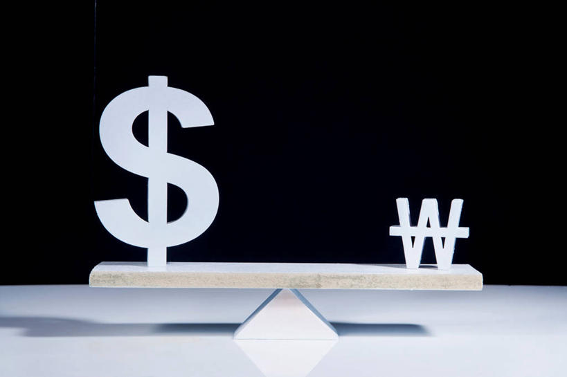 无人,横图,室内,特写,白天,正面,实验,仪器,桌面,桌子,指示牌,静物,天平,阴影,灰色背景,研究,反射,分析,化学,测试,标志,文字,影子,标识,两个,黑色,模型,平衡,摄影,影棚,衡量,计量,试验耗材,实验用品,秤,天平称,天平秤,彩图,影棚拍摄,拍摄