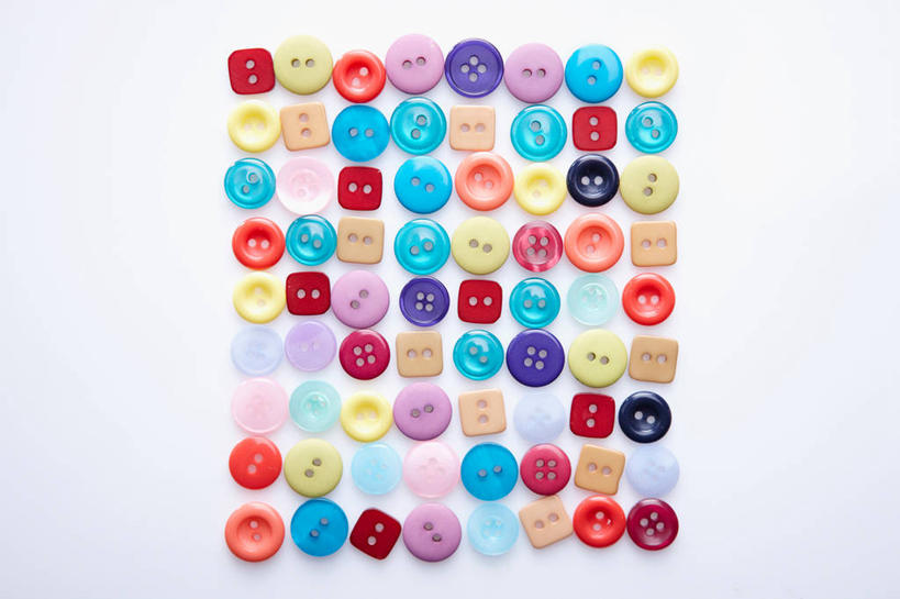 无人,横图,俯视,室内,特写,白天,桌面,桌子,静物,许多,阴影,灰色背景,反射,影子,很多,纽扣,排列,白色,摄影,影棚,钮扣,队列,盘扣,彩图,高角度拍摄,影棚拍摄,拍摄,盘纽