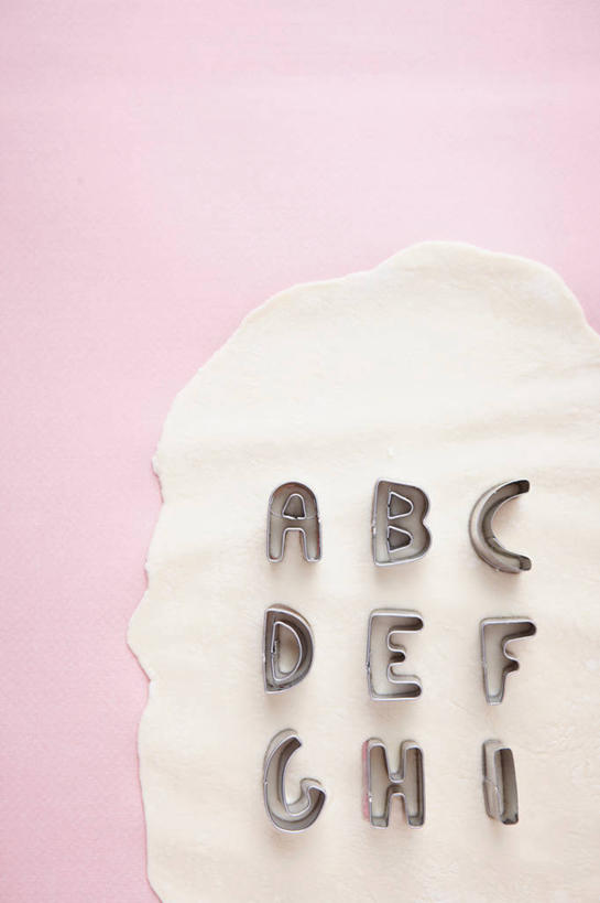 无人,竖图,俯视,室内,特写,白天,桌面,桌子,许多,阴影,粉色背景,反射,英文,标志,粉末,文字,影子,字符,字母,面粉,很多,粮食,标识,排列,粉色,粉,摄影,影棚,英文字母,农产品,队列,原材料,粉状,彩图,高角度拍摄,影棚拍摄,拍摄,厨房料理台,料理台