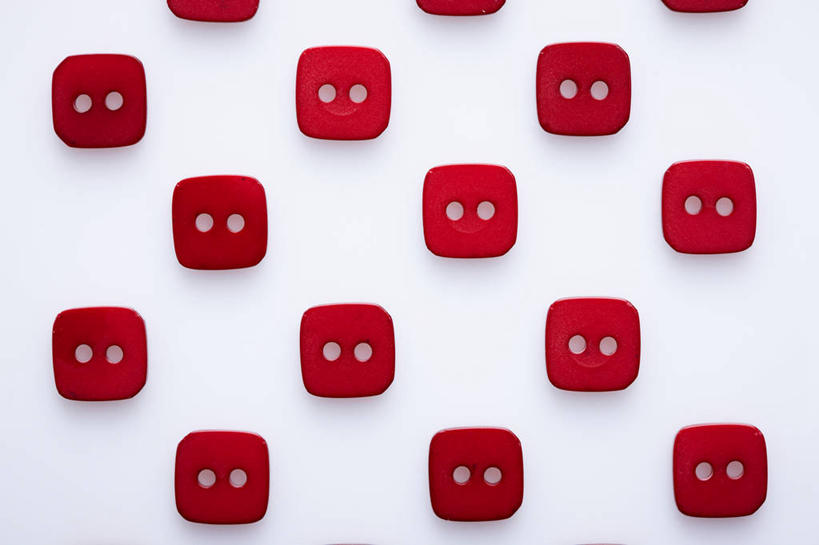 无人,横图,室内,特写,白天,白色背景,正面,桌面,桌子,静物,许多,阴影,反射,影子,很多,纽扣,排列,红色,白色,摄影,影棚,钮扣,摆列,盘扣,彩图,影棚拍摄,拍摄,盘纽,布列,分列