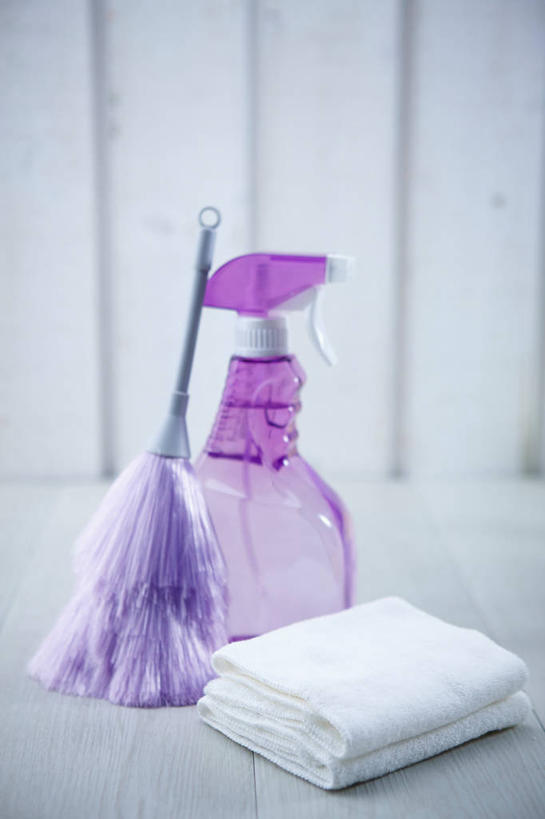 无人,竖图,室内,特写,白天,正面,地板,静物,纺织品,阴影,朦胧,模糊,反射,木制,布,工具,影子,墙,织物,地面,抹布,木地板,墙壁,墙面,一个,紫色,木制品,瓶子,塑料制品,清洁,塑料瓶,单个,鸡毛掸子,卫生,除尘,喷雾瓶,保洁,鸡毛掸,彩图,喷瓶