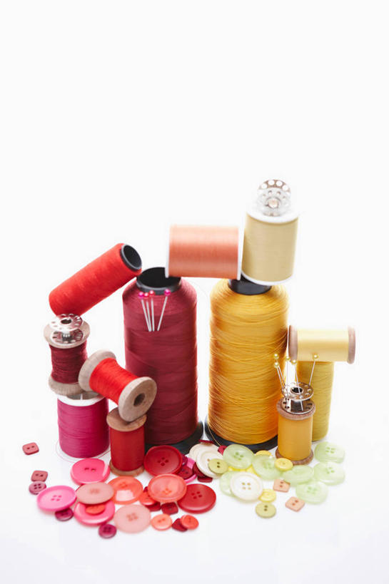 无人,竖图,室内,特写,白天,白色背景,正面,桌面,桌子,静物,许多,阴影,环绕,缠绕,反射,线,影子,很多,纽扣,黄色,红色,白色,摄影,影棚,钮扣,纠缠,线轴,盘扣,彩图,影棚拍摄,拍摄,盘纽