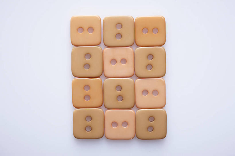 无人,横图,俯视,室内,特写,白天,白色背景,桌面,桌子,静物,许多,阴影,反射,影子,褐色,很多,纽扣,排列,白色,摄影,影棚,钮扣,队列,盘扣,彩图,高角度拍摄,影棚拍摄,拍摄,盘纽