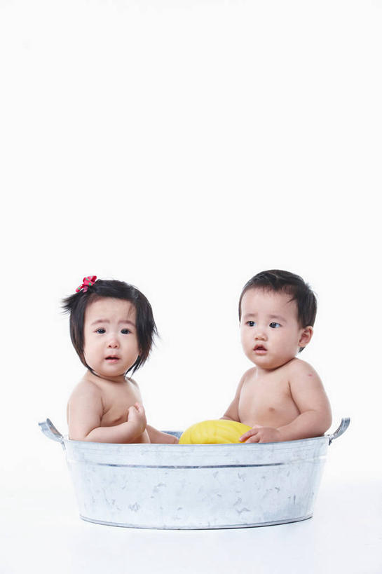 东方人,婴儿,儿童,两个人,坐,竖图,室内,白天,白色背景,侧面,纯洁,安全,亚洲,阴影,反射,头饰,影子,防护,扭头,注视,黄种人,裸露,一个,小孩,白色,发夹,发饰,夹子,容器,观察,看,转头,浴盆,可爱,摄影,活泼,影棚,单个,赤裸,观看,储藏,保护,察看,储存,关注,宝宝,裸,澡盆,保险,纯真,烂漫,无邪,保全,周全,安稳,安定,伶俐,平安,天真,亚洲人,孩子,坐着,彩图,全身,影棚拍摄,拍摄,婴儿浴盆,贮存